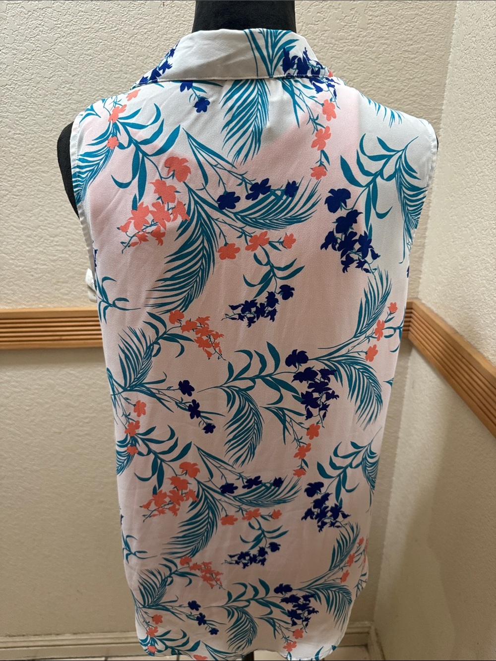 Liz Claiborne white floral sleeveless button down blouse & Gap Coral medium tank - Picture 13 of 13